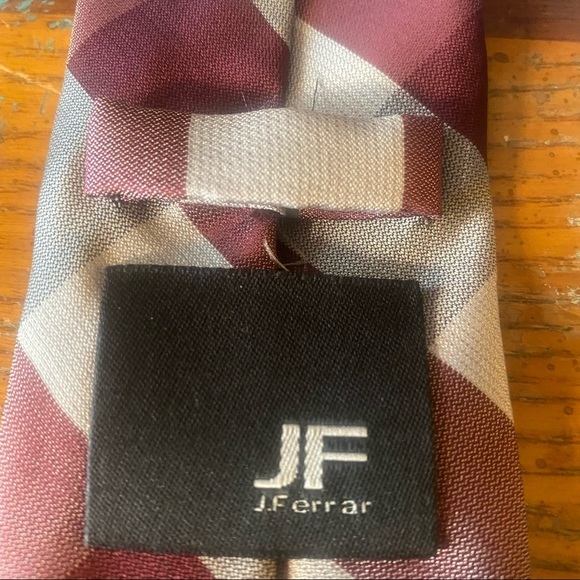 Really clean men’s tie grey and Burgundy - Picture 3 of 3
